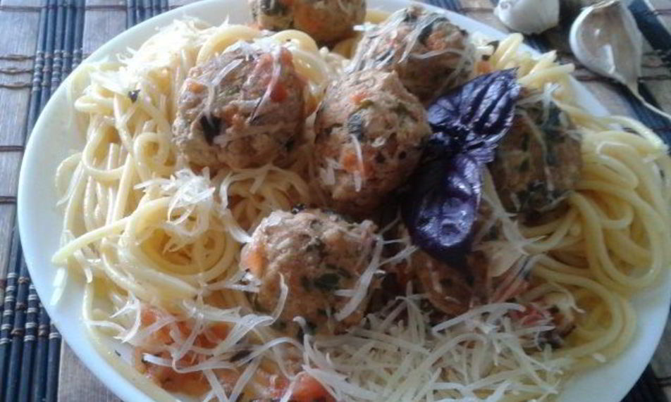 Рецепт спагетти с фрикадельками из шпината и цукини