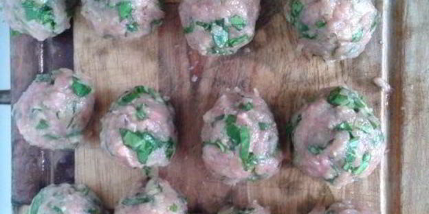 спагетти с фрикадельками из шпината и цукини