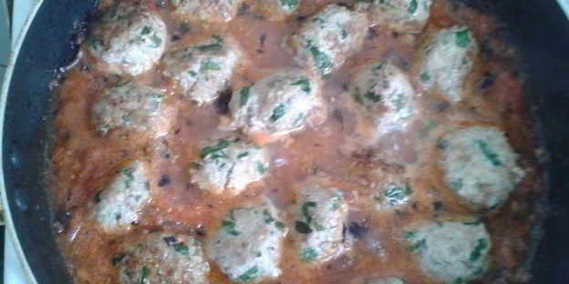 спагетти с фрикадельками из шпината и цукини