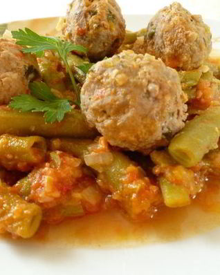 Спаржевая фасоль с фрикадельками в пикантном соусе