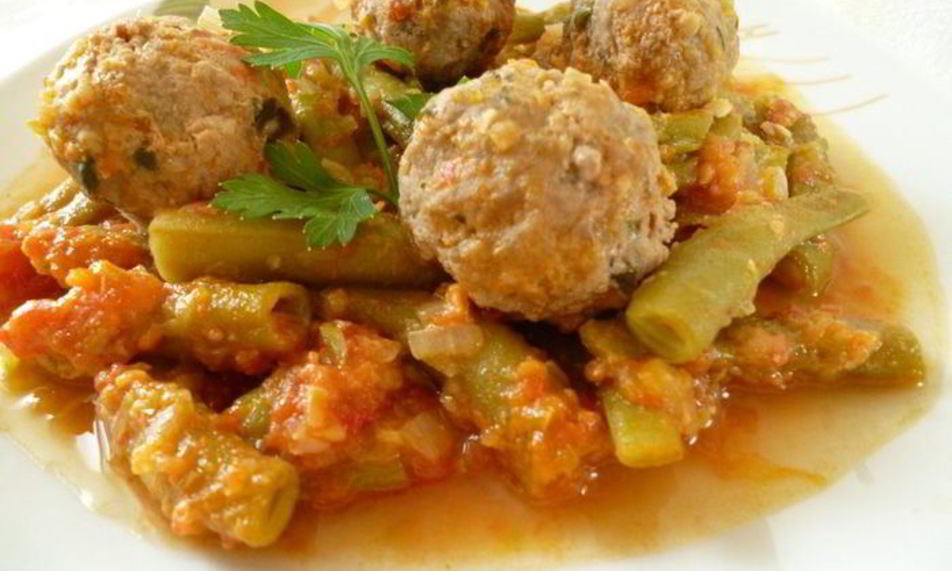 Рецепт спаржевой фасоли с фрикадельками в пикантном соусе