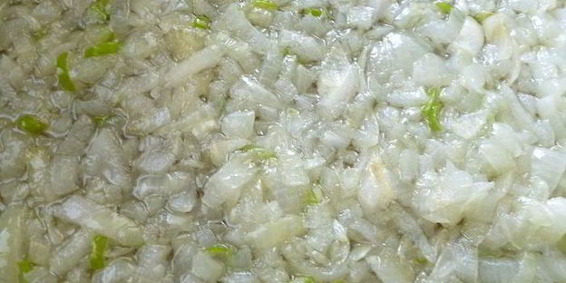 спаржевая фасоль с фрикадельками в пикантном соусе