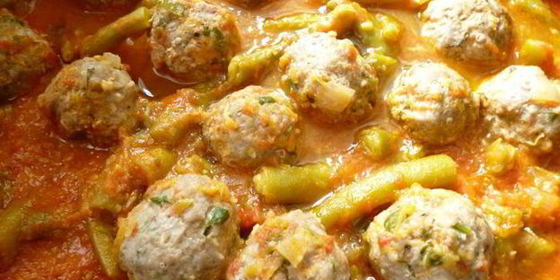 спаржевая фасоль с фрикадельками в пикантном соусе