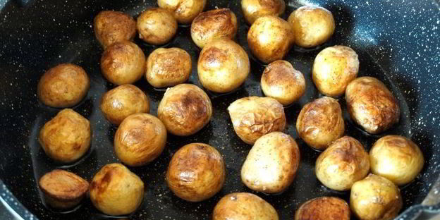 гарнир из молодого картофеля в сковороде