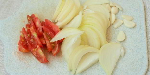 гарнир из молодого картофеля в сковороде