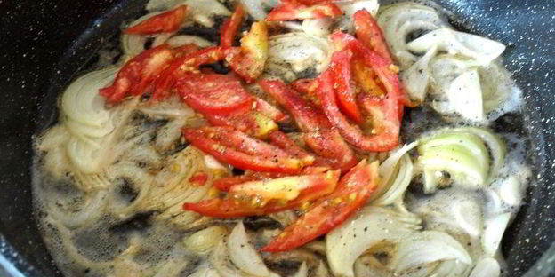 гарнир из молодого картофеля в сковороде