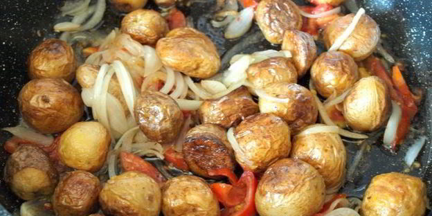 гарнир из молодого картофеля в сковороде