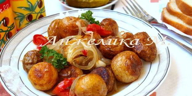 гарнир из молодого картофеля в сковороде