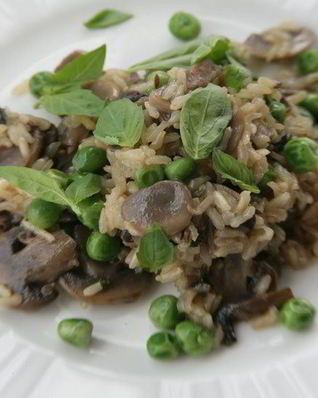 Бурый рис с грибами и зеленым горошком