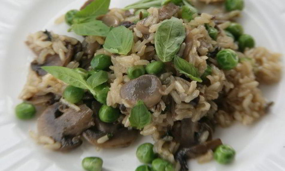 Рецепт бурого риса с грибами и зеленым горошком