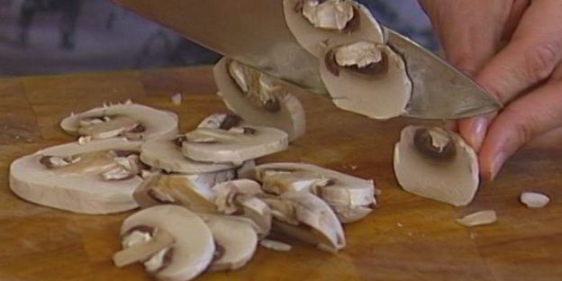 бурый рис с грибами и зеленым горошком