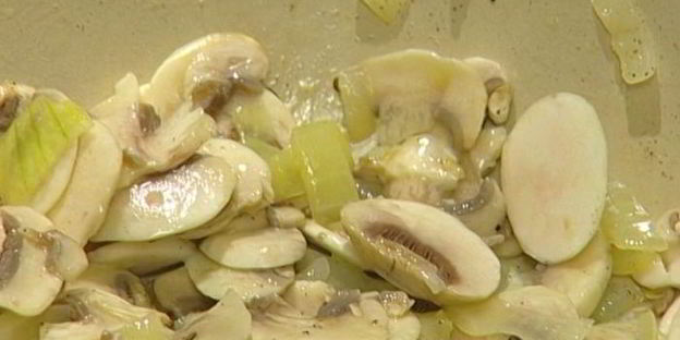 бурый рис с грибами и зеленым горошком