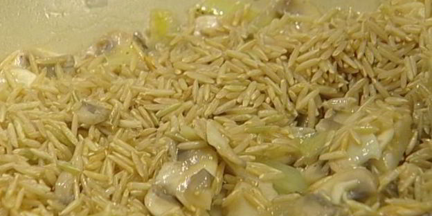 бурый рис с грибами и зеленым горошком