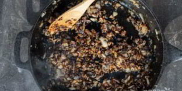 чечевица черная на сковороде