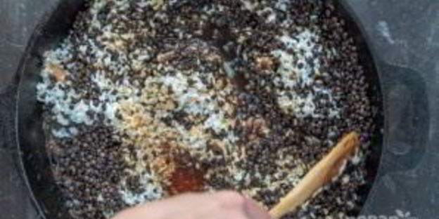 чечевица черная на сковороде