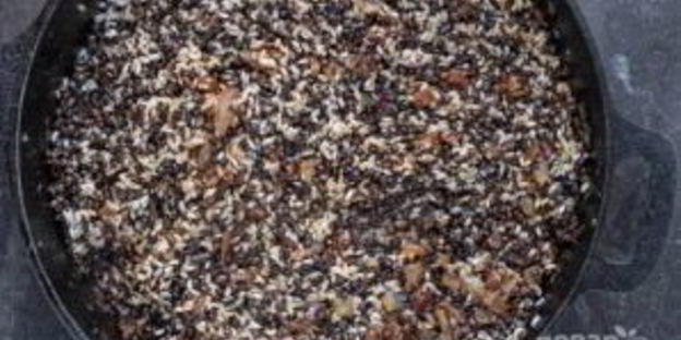 чечевица черная на сковороде