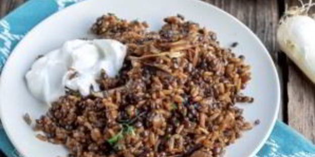 чечевица черная на сковороде