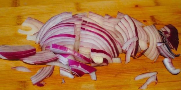 чечевица с луком и помидорами