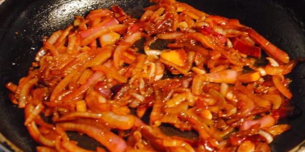 чечевица с луком и помидорами