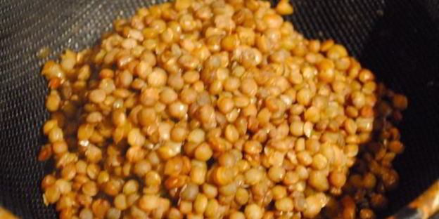 чечевица с луком и помидорами