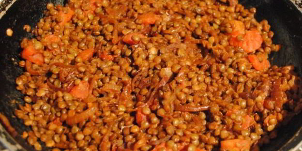 чечевица с луком и помидорами