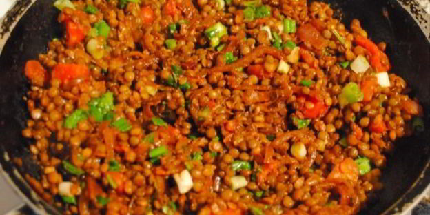 чечевица с луком и помидорами