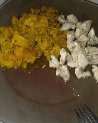 Чечевица с восточными специями, овощами и тушеная куриная грудка