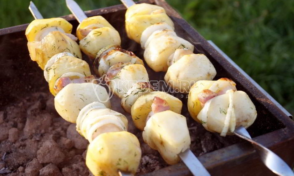 Рецепт картофеля на мангале с салом и луком