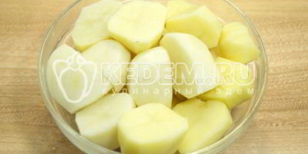 картофель на мангале с салом и луком