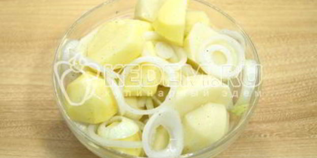 картофель на мангале с салом и луком