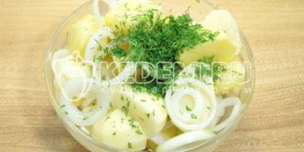 картофель на мангале с салом и луком