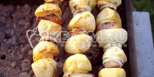 картофель на мангале с салом и луком