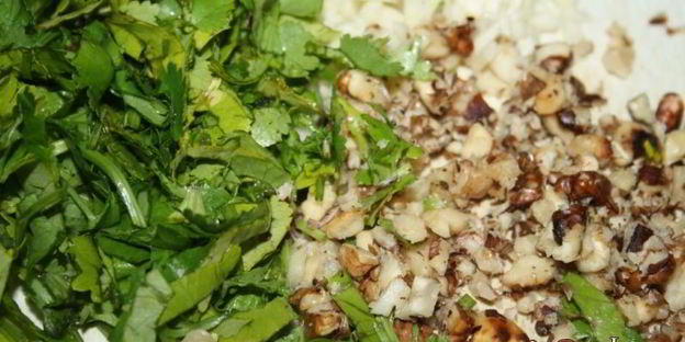 картофель с грецким орехом, кинзой и чесноком