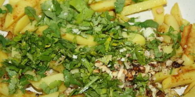 картофель с грецким орехом, кинзой и чесноком