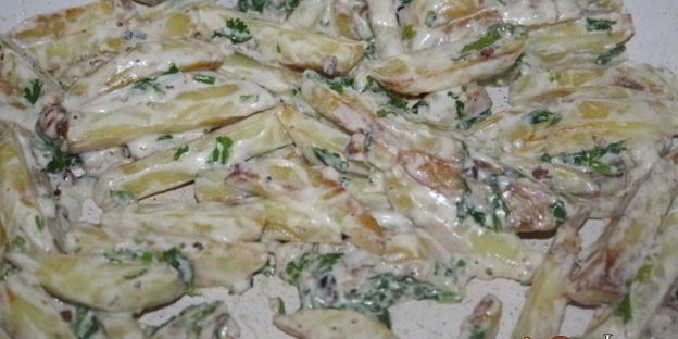 картофель с грецким орехом, кинзой и чесноком