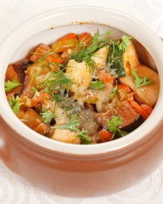 Картофель с овощами в горшочке
