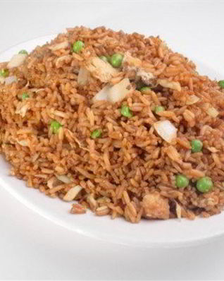 Красный рис со специями, курицей и зеленым горошком