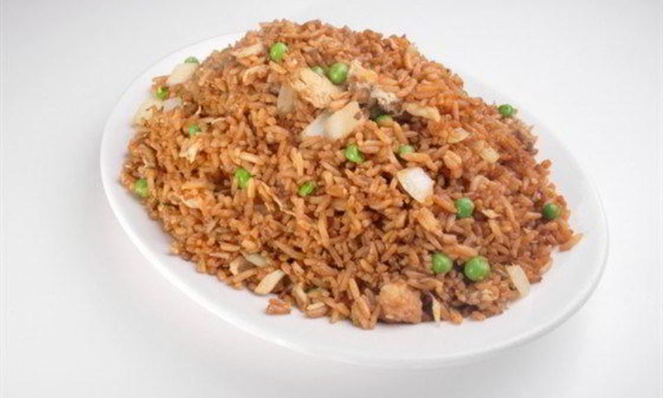 Рецепт красного риса со специями, курицей и зеленым горошком