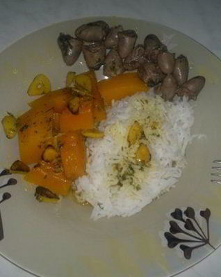 Куриные сердечки в белом винном уксусе и белый рис с острой чесночной тыквой