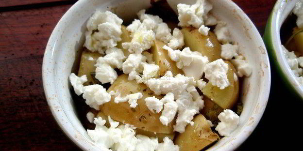 молодой картофель с легкой фетой и базиликом