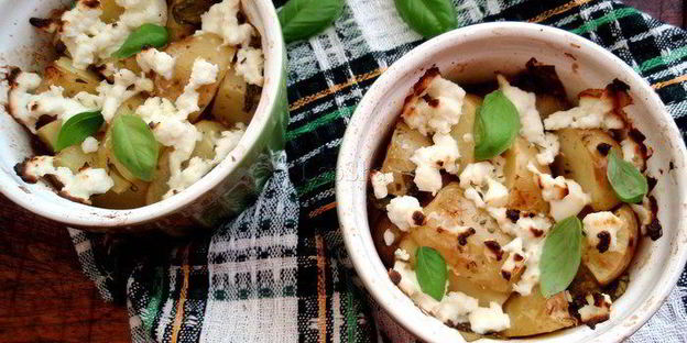 молодой картофель с легкой фетой и базиликом