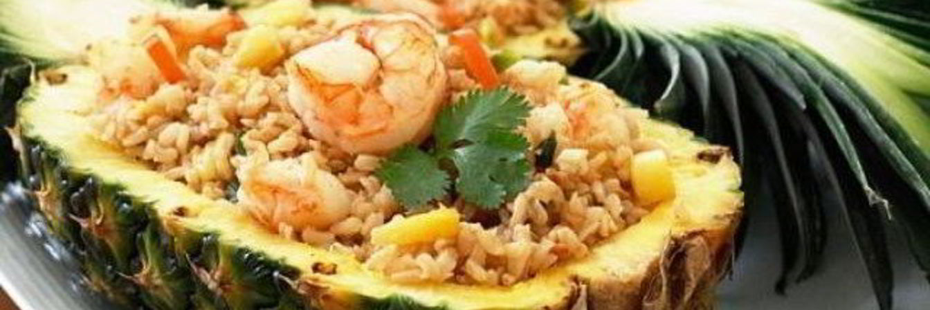 Острый рис с креветками в ананасе