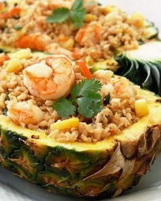 Острый рис с креветками в ананасе