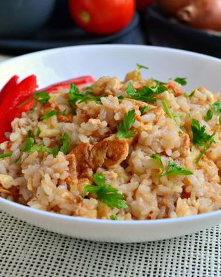 Острый рис с омлетом и соевым соусом