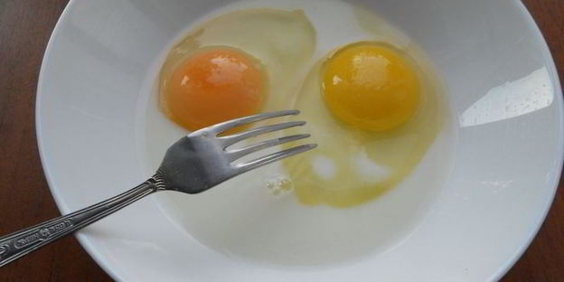 острый рис с омлетом и соевым соусом