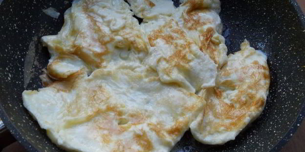 острый рис с омлетом и соевым соусом