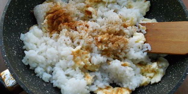 острый рис с омлетом и соевым соусом