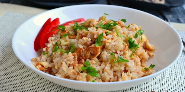 острый рис с омлетом и соевым соусом