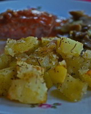 Печеный картофель с розмарином и луком