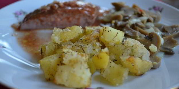 печеный картофель с розмарином и луком